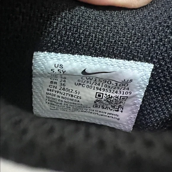 Nike Kids Black and White Sneakers - Picture 5 of 5